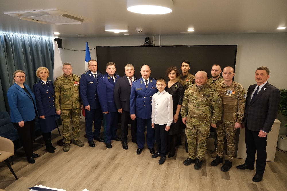 Заместитель Генерального прокурора Российской Федерации Алексей Захаров 26 февраля 2025 года в ходе рабочего визита в Новгородскую область встретился с участниками специальной военной операции и членами их семей.