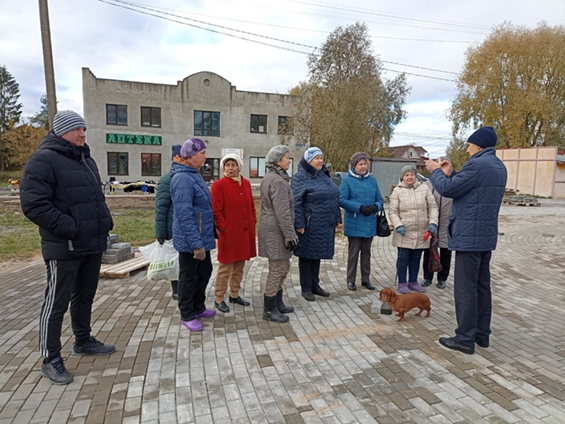 Сегодня состоялась рабочая встреча инициативной группы ППМИ 2023, Главы Трубичинского поселения и подрядчиков, выполняющих работы на объекте, на которой обсуждалось качество выполнения и сроки завершения работ по объекту "Обустройство зоны отдыха в д.Трубичино, 2 этап".